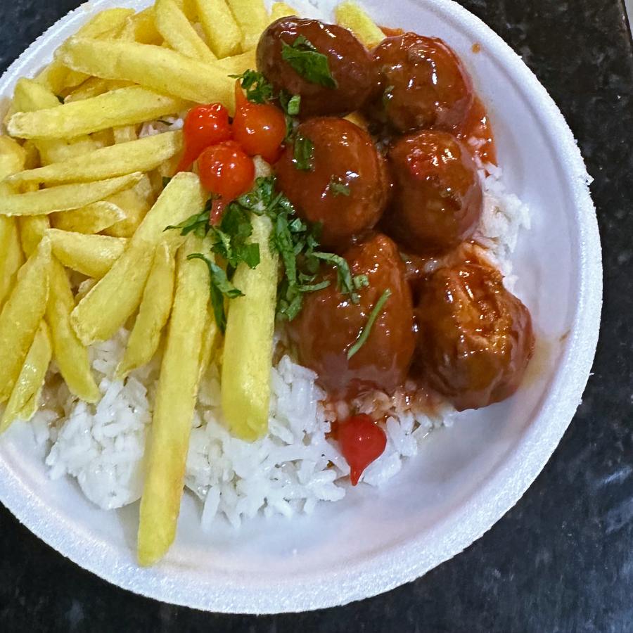 Almôndegas ao molho com arroz e batata frita
