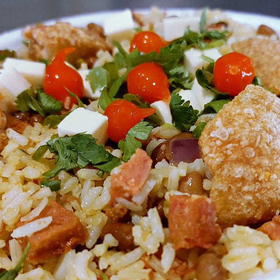Baião de dois com queijo, tomate, linguiça e torresmo