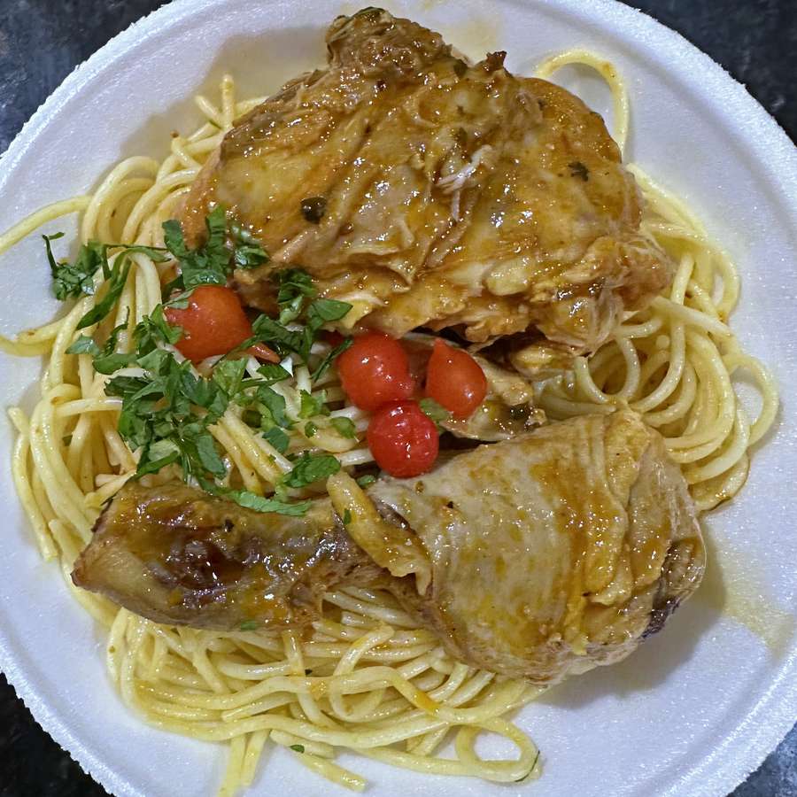Macarrão com frango ao molho, tomate-cereja e cheiro-verde