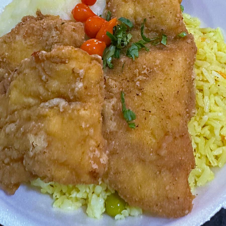 Filé de peixe frito com purê, arroz e pimenta biquinho